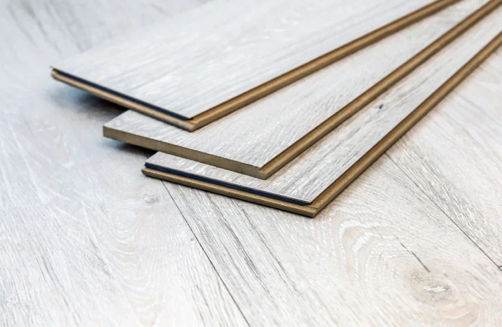 Mehrere Vinylbodenbretter